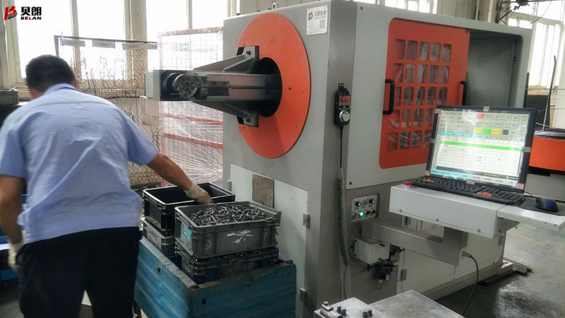 鐵絲彎折機在重慶客戶處健步如飛的生產產品，客戶拍手叫絕